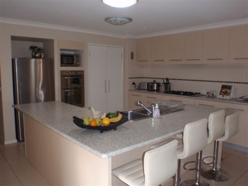 6 Arklow Court, Cranbourne VIC 3977