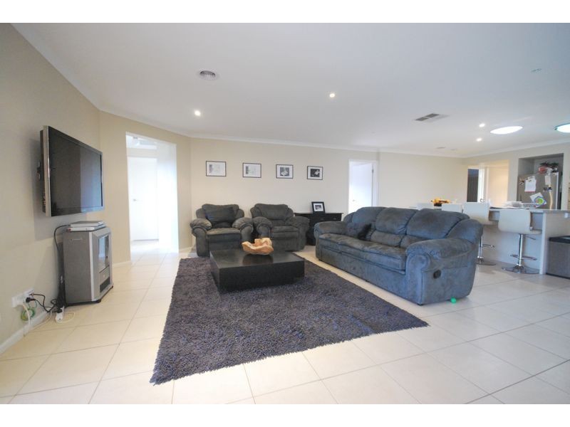 6 Arklow Court, Cranbourne VIC 3977