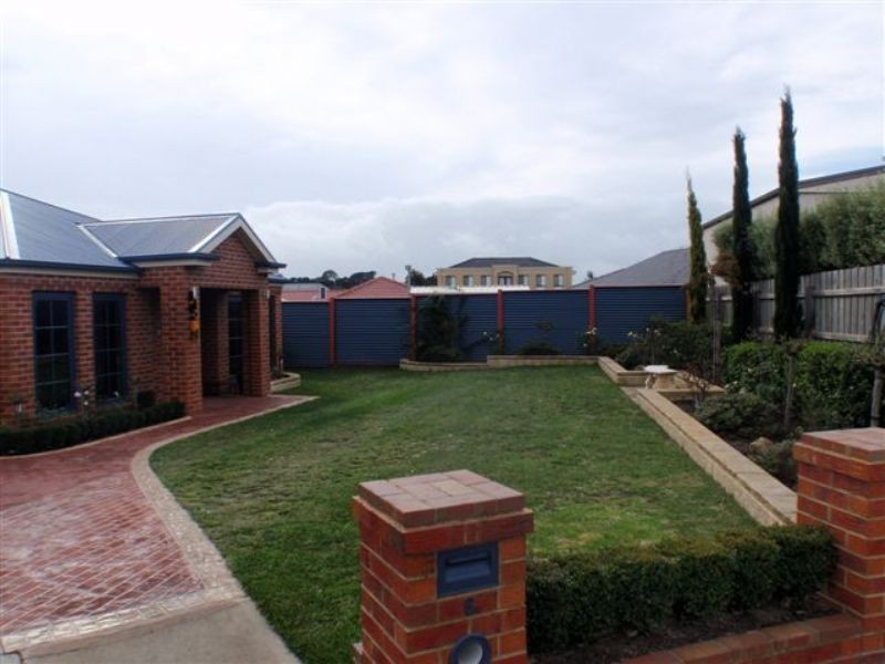 6 Arklow Court, Cranbourne VIC 3977