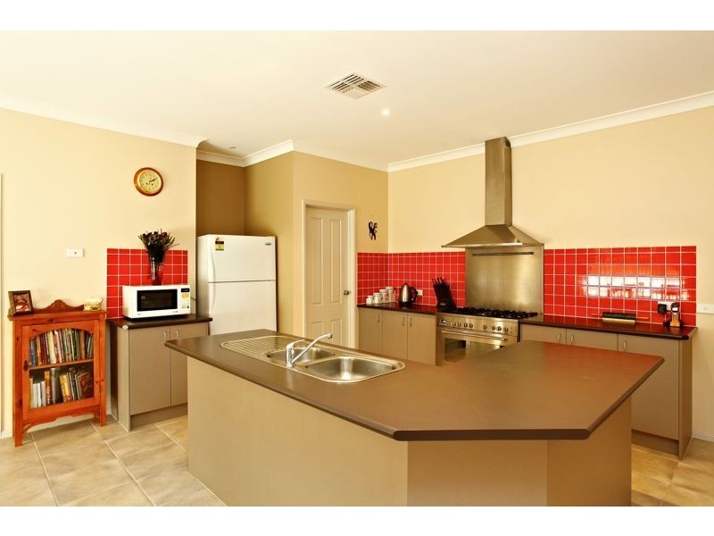 6 Castawellan Street, Cranbourne VIC 3977