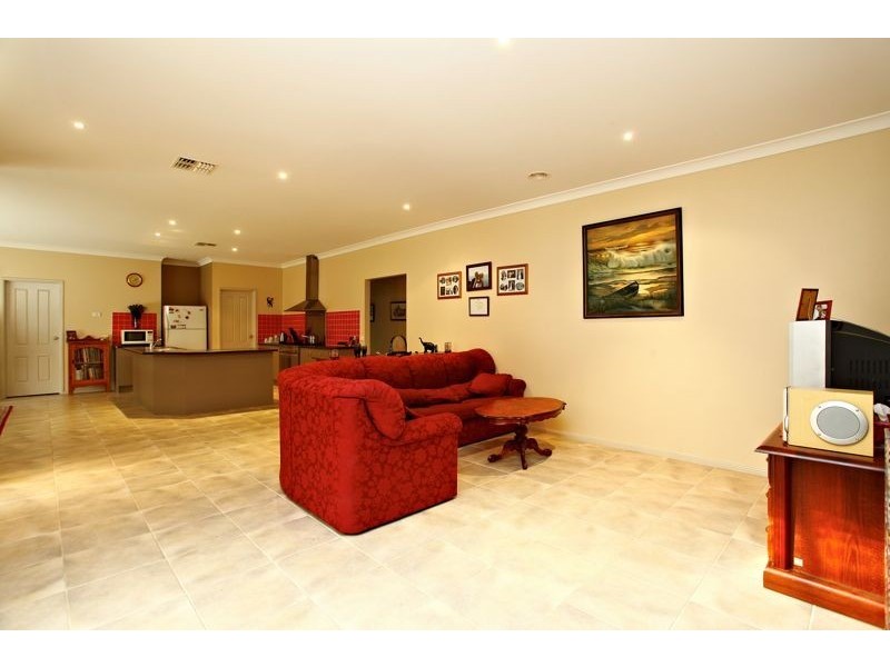 6 Castawellan Street, Cranbourne VIC 3977