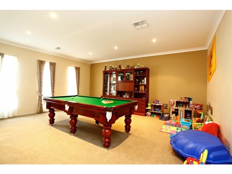 6 Castawellan Street, Cranbourne VIC 3977