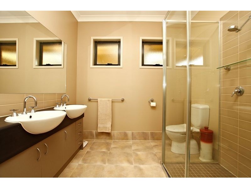 6 Castawellan Street, Cranbourne VIC 3977