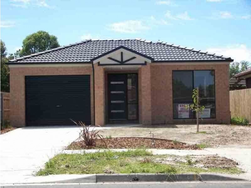 10 Gray Street, Cranbourne North VIC 3977