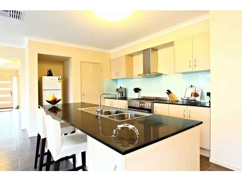 8 Northumbria Street, Cranbourne East VIC 3977