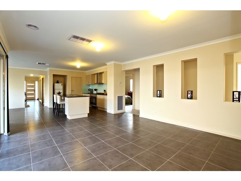 8 Northumbria Street, Cranbourne East VIC 3977