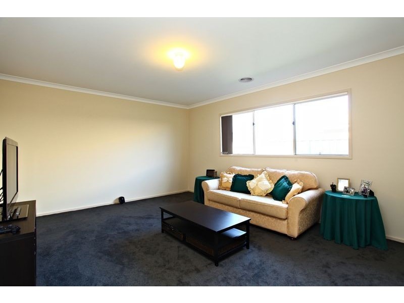 8 Northumbria Street, Cranbourne East VIC 3977