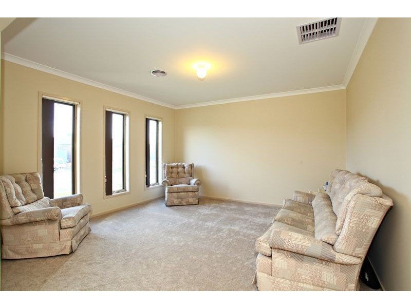 8 Northumbria Street, Cranbourne East VIC 3977