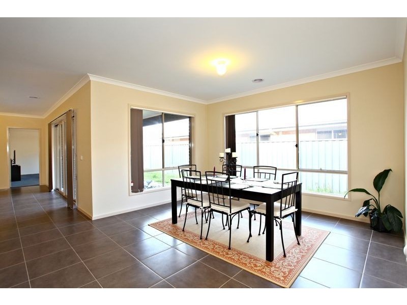 8 Northumbria Street, Cranbourne East VIC 3977