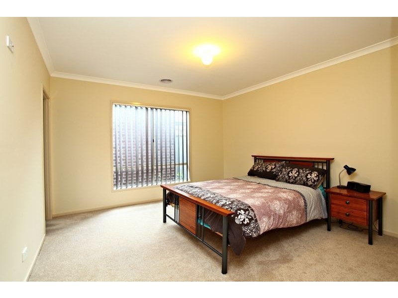 8 Northumbria Street, Cranbourne East VIC 3977
