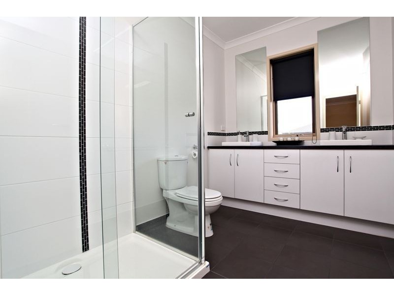 8 Northumbria Street, Cranbourne East VIC 3977