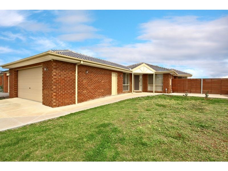 14 Dunferline Crescent, Cranbourne VIC 3977