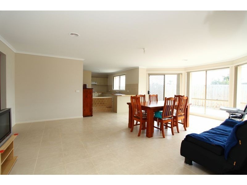 14 Dunferline Crescent, Cranbourne VIC 3977