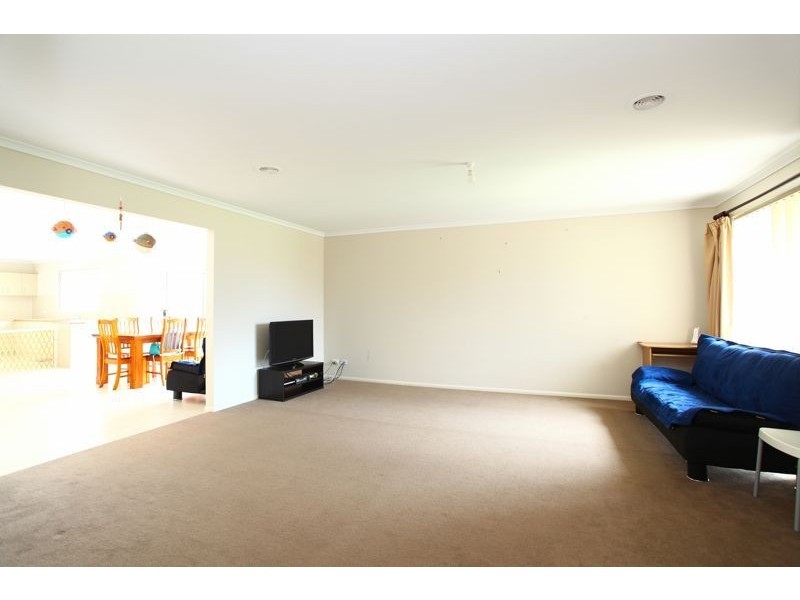 14 Dunferline Crescent, Cranbourne VIC 3977