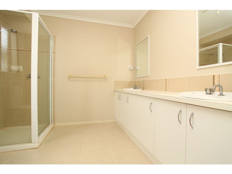 14 Dunferline Crescent, Cranbourne VIC 3977