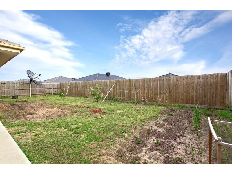 14 Dunferline Crescent, Cranbourne VIC 3977