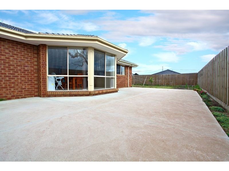 14 Dunferline Crescent, Cranbourne VIC 3977