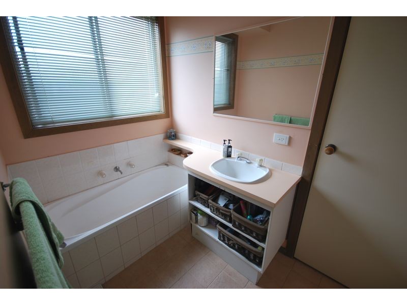 6 Caroline Crescent, Cranbourne West VIC 3977