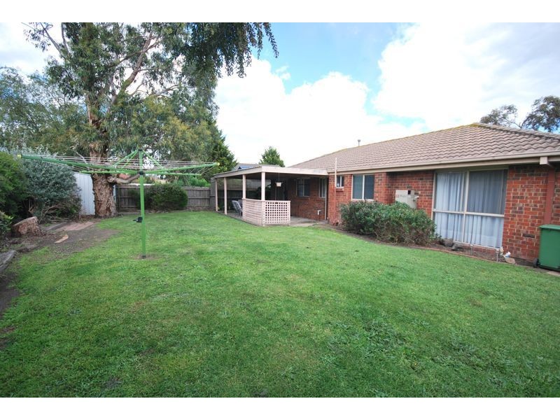 6 Caroline Crescent, Cranbourne West VIC 3977