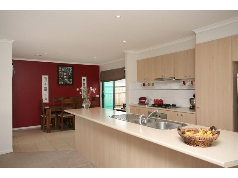 10 Lahinch Grove, Cranbourne VIC 3977