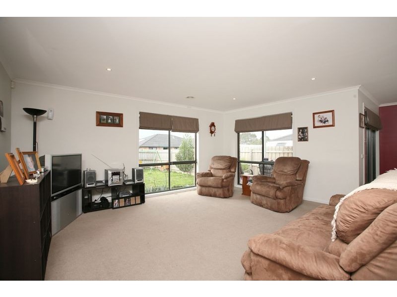 10 Lahinch Grove, Cranbourne VIC 3977