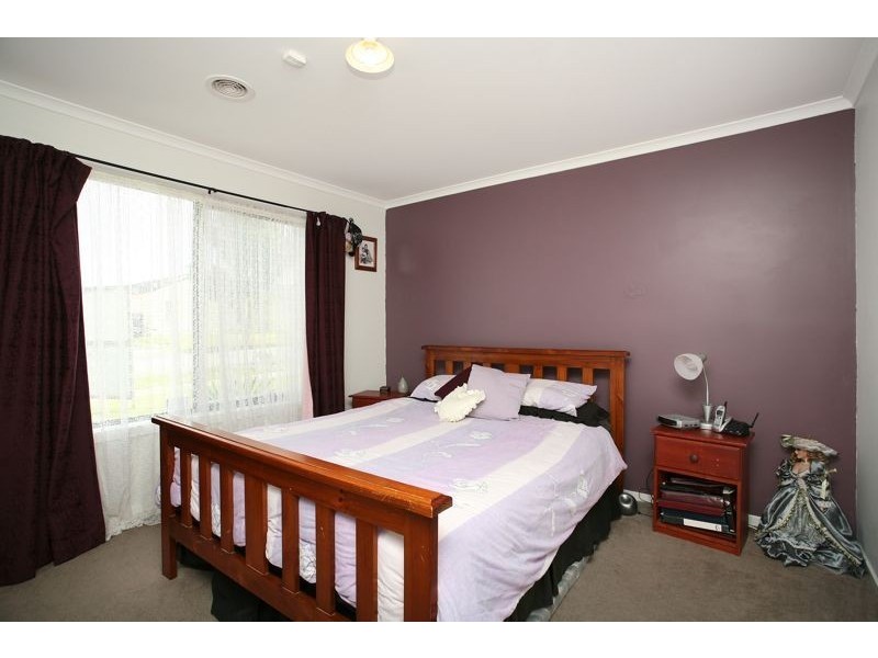 10 Lahinch Grove, Cranbourne VIC 3977