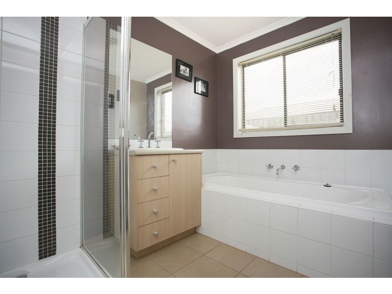 10 Lahinch Grove, Cranbourne VIC 3977