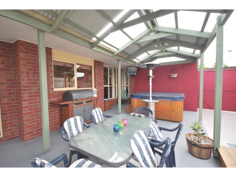 15 Bartolo Court, Cranbourne North VIC 3977