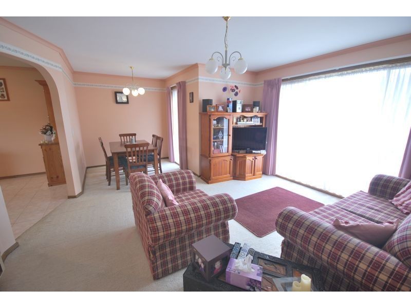 6 Caroline Crescent, Cranbourne West VIC 3977