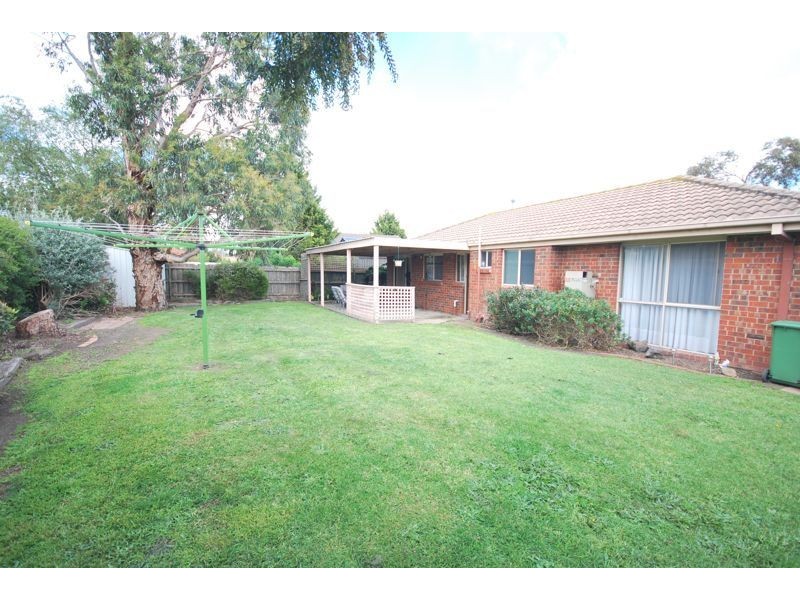 6 Caroline Crescent, Cranbourne West VIC 3977