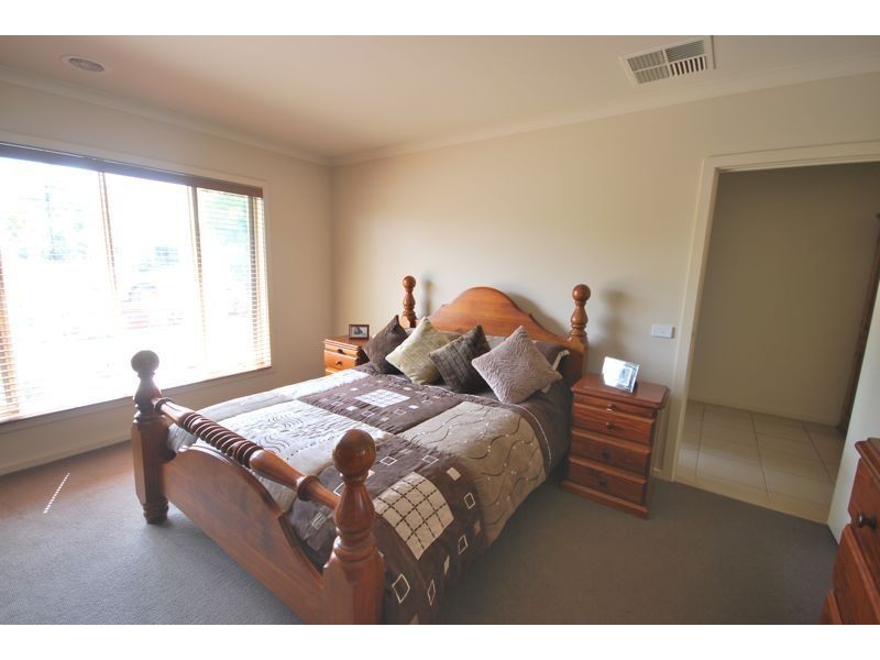 75 Settlers Run, Cranbourne South VIC 3977