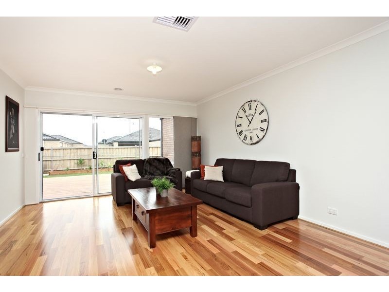 26 Mannavue Boulevard, Cranbourne North VIC 3977