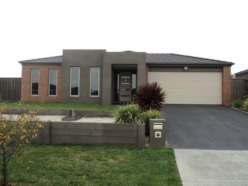 5 Derby Court, Cranbourne North VIC 3977