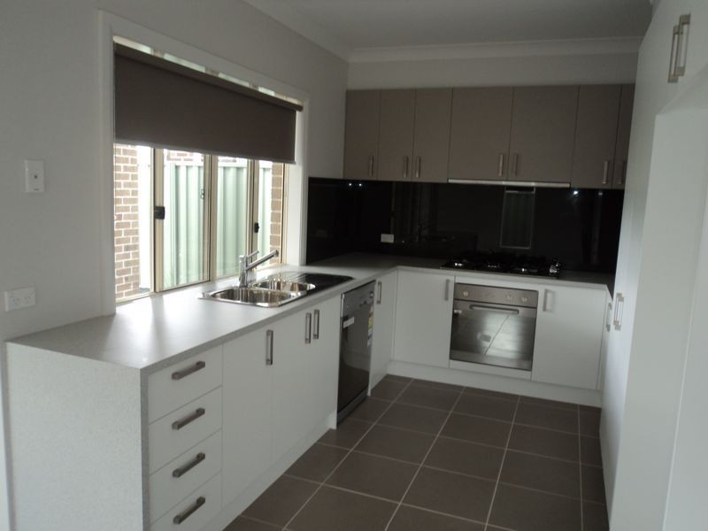 27 Moore Mews, Pakenham VIC 3810