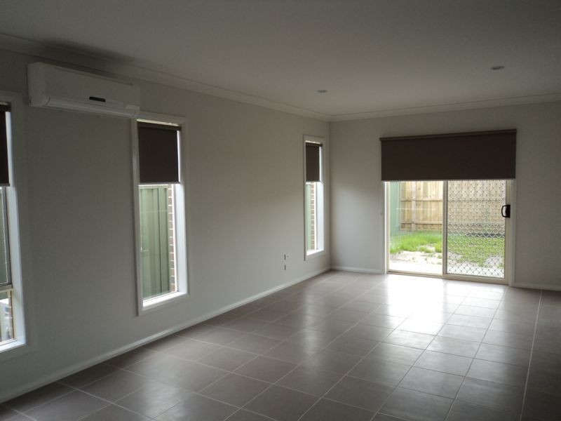 27 Moore Mews, Pakenham VIC 3810