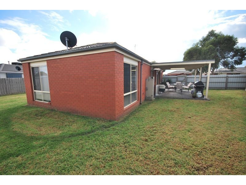 33 Linda Drive, Cranbourne West VIC 3977