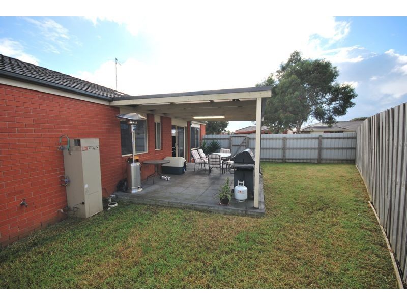33 Linda Drive, Cranbourne West VIC 3977