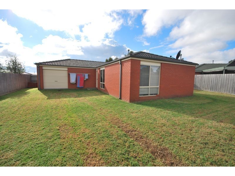 33 Linda Drive, Cranbourne West VIC 3977