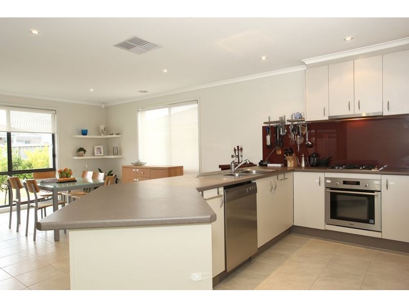 10 Alpine Heath Way, Lyndhurst VIC 3975