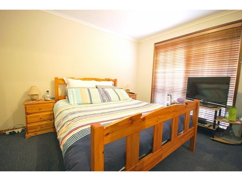 2/12 Isaac Smith Crescent, Cranbourne VIC 3977