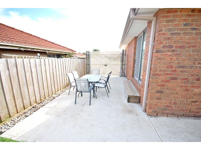 2/12 Isaac Smith Crescent, Cranbourne VIC 3977