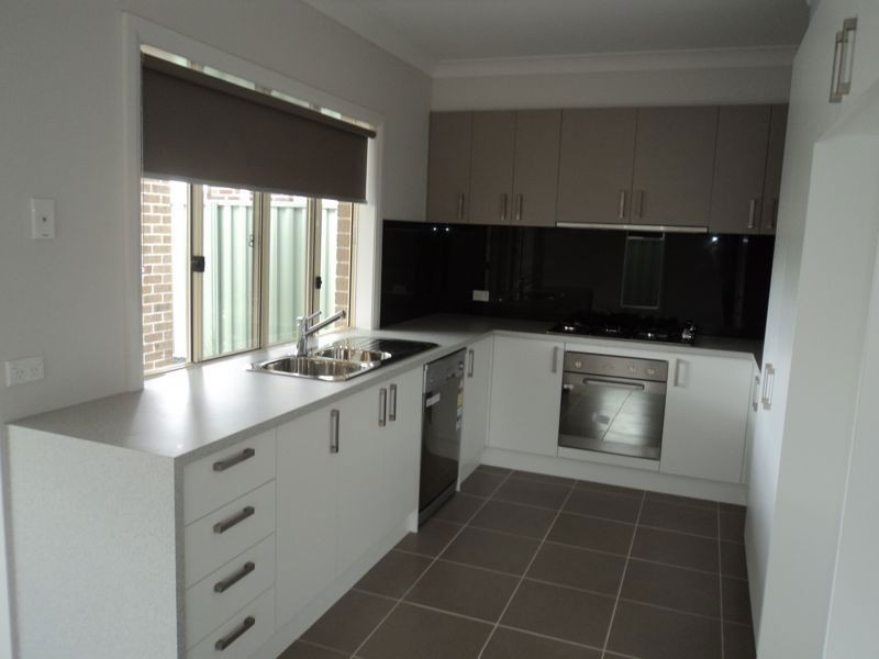27 Moore Mews, Pakenham VIC 3810
