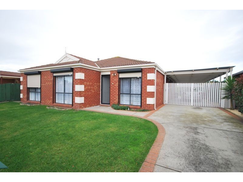 13 Daphne Way, Cranbourne North VIC 3977