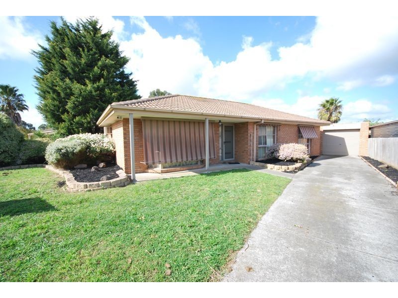 13 Phelan Drive, Cranbourne North VIC 3977