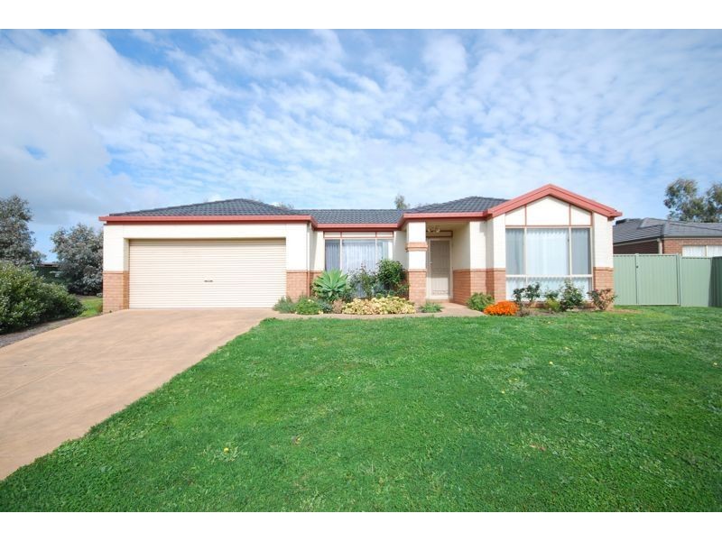 31 Briar Crest Drive, Cranbourne East VIC 3977