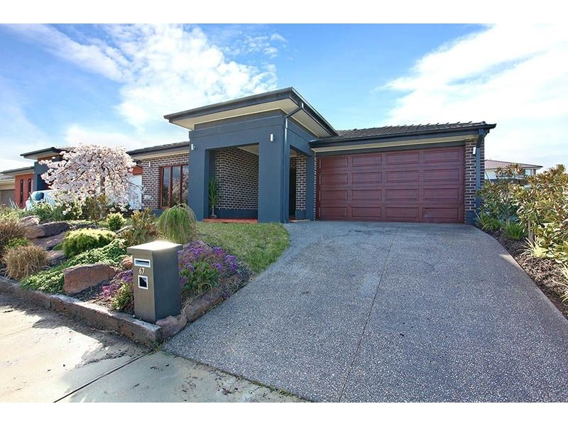 67 Mannavue Boulevard, Cranbourne North VIC 3977