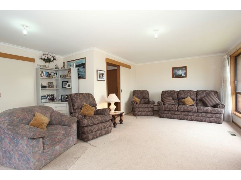 38 Dearing Avenue, Cranbourne VIC 3977