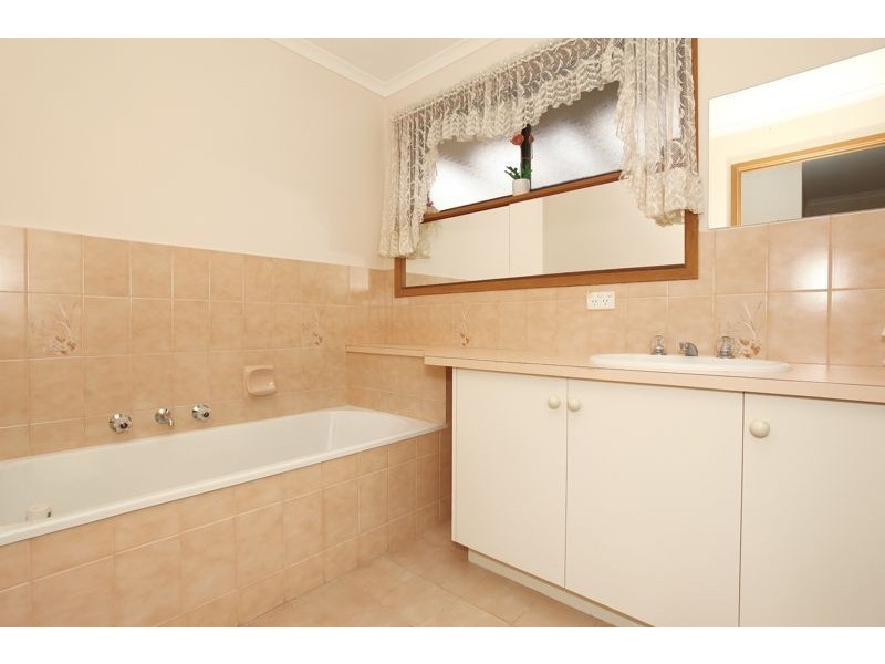 38 Dearing Avenue, Cranbourne VIC 3977