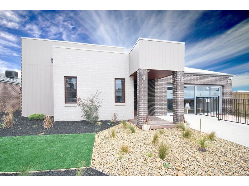 34 Wild Scotchman Way, Cranbourne East VIC 3977