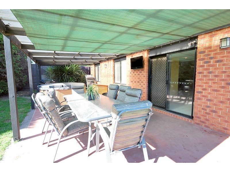 5 Dianne Court, Cranbourne North VIC 3977